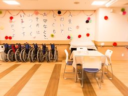 多様な車いす並ぶ部屋