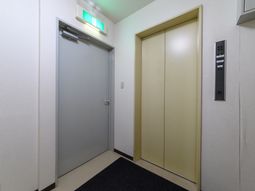 廊下のエレベーターと非常口