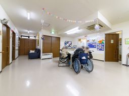 明るい廊下と人々
