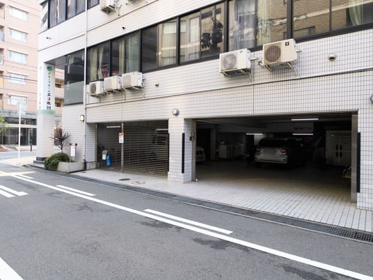 白壁の建物と駐車スペース