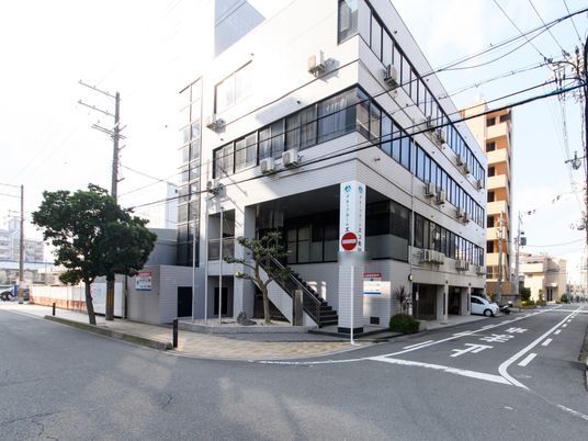 現代的な外観の建物
