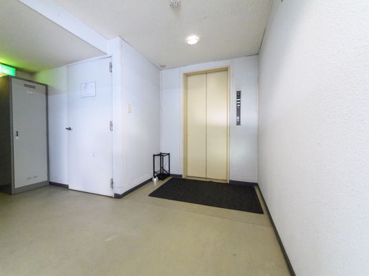 廊下の端にあるエレベーター