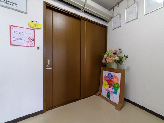 木製の大きな引き戸