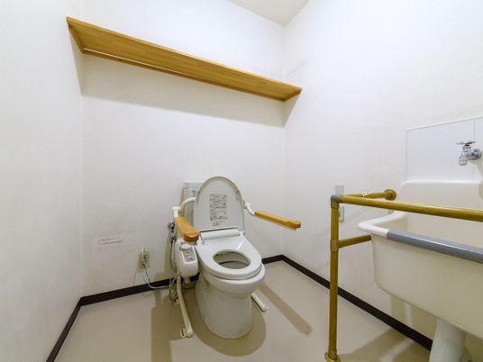バリアフリーのトイレ空間