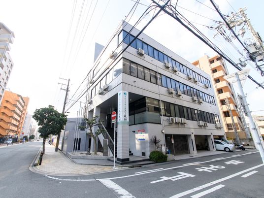 都会の角地にある建物