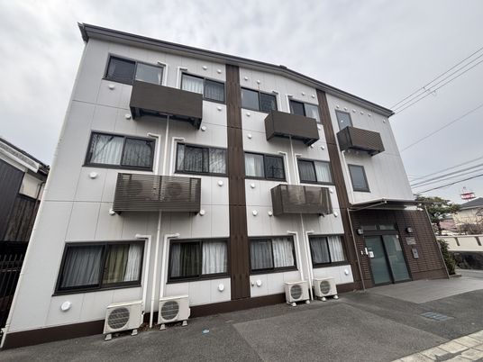 エントランス前の建物外観