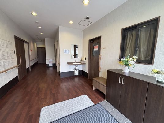 明るい廊下と洗面台