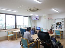 明るいラウンジの風景