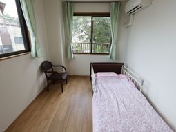 窓とベッドのある居室