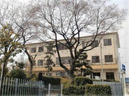 木々に囲まれた建物外観