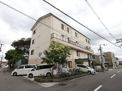 建物と駐車場の外観