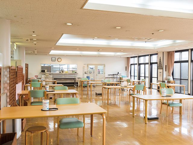 明るいダイニングルーム ダイニングルーム 大きな窓から自然光がたっぷり入り、明るく開放的な空間です。就業者にとっても魅力的な職場です。