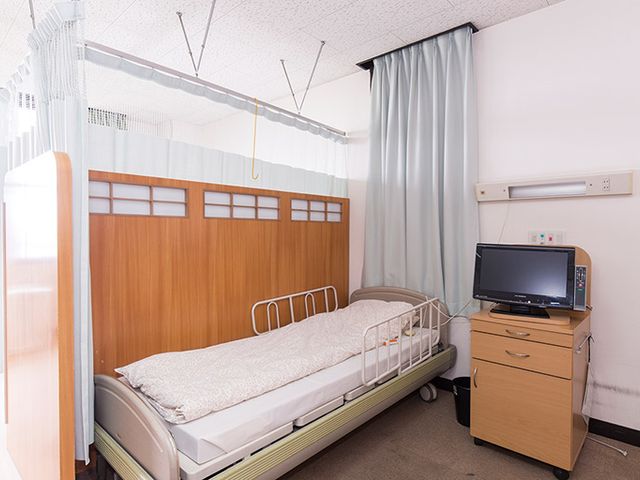 個室のベッドスペース 居室 自然光が差し込む個室です。快適な空間で、利用者の方々が安心して過ごせます。