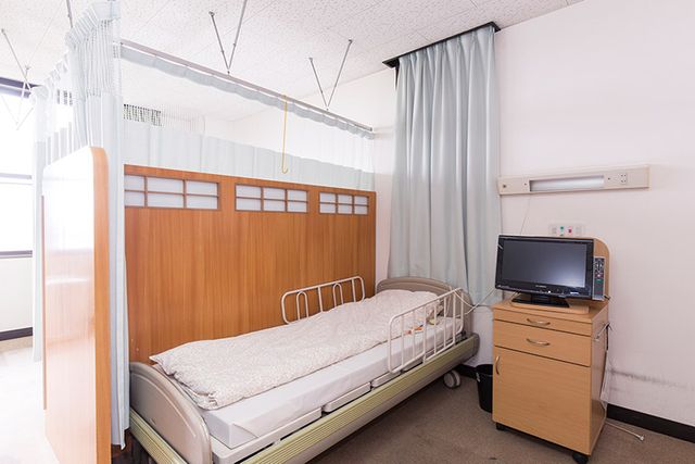 個室のベッドスペース 居室 自然光が差し込む個室です。快適な空間で、利用者の方々が安心して過ごせます。