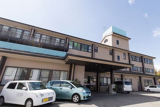 人々を迎える建物の外観
