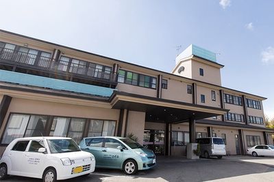 人々を迎える建物の外観