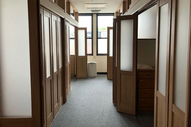 明るい廊下 廊下 自然光が差し込む明るい廊下です。各部屋へのスムーズなアクセスが可能になっています。