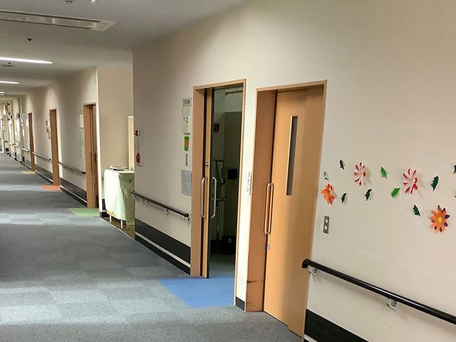 飾りが施された廊下 廊下 明るく装飾された廊下は、利用者の方々にとって移動しやすい設計です。