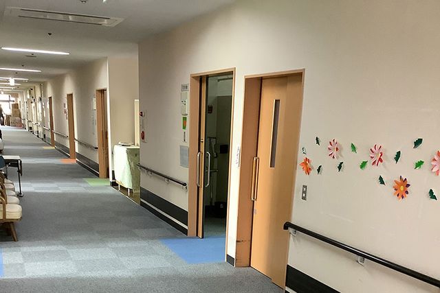 飾りが施された廊下 廊下 明るく装飾された廊下は、利用者の方々にとって移動しやすい設計です。