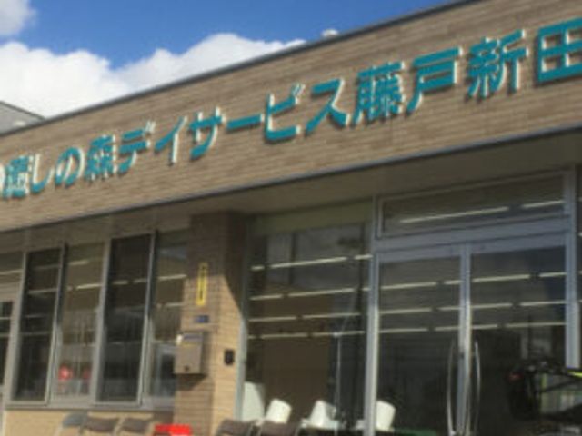 看板のある建物の外観 外観   清潔感のある建物の外側は、広い窓から自然光が差し込み、明るい印象を与えます。