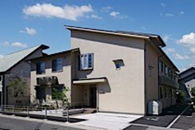 青空の下の建物外観