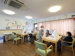 明るい部屋と人々