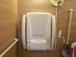 手すり付きのバスルーム設備