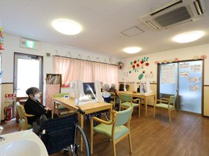 明るい食堂の様子