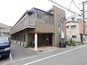 茶色の外壁の建物入口