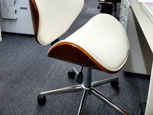 白い椅子のある室内  