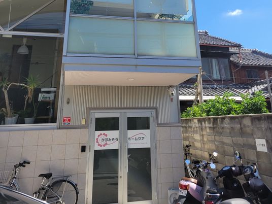 建物外観の出入口  