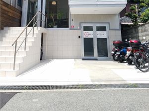 明るい玄関前  