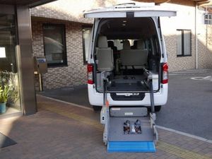 送迎車の後方  