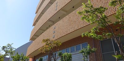 木々とレンガの建物外観