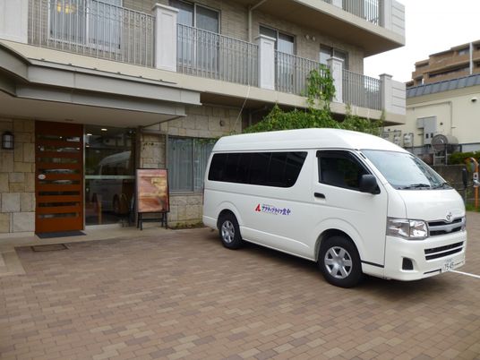 車両が停まっている外観