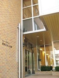 明るいエントランス外観