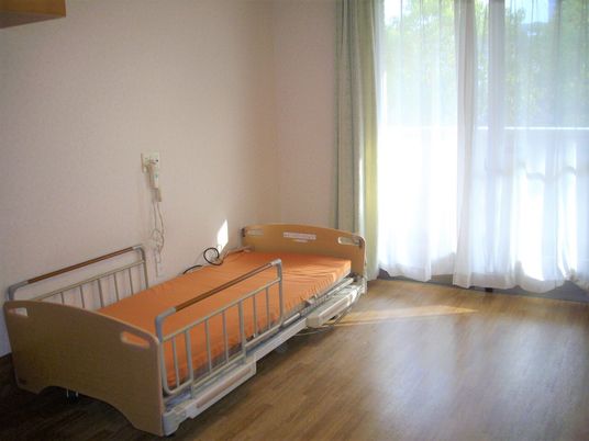 明るい居室のベッド