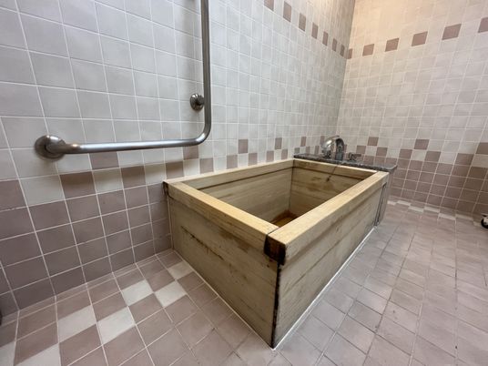 木製の浴槽がある浴室