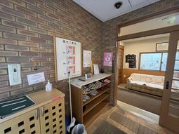 案内板と靴棚のある廊下