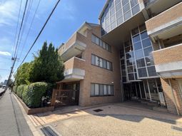 明るい外観の建物