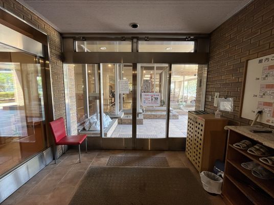 開放的なエントランス