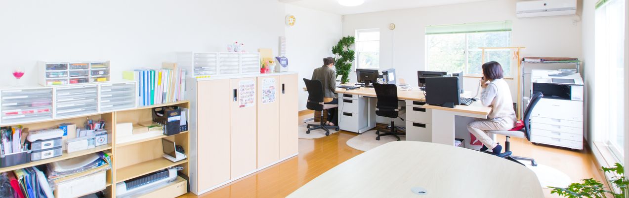 明るいオフィスの内観