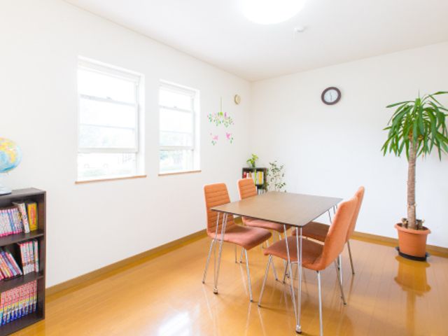 自然光が入る居室 居室 明るい自然光が差し込む快適な空間です。シンプルで落ち着いた雰囲気が特徴です。