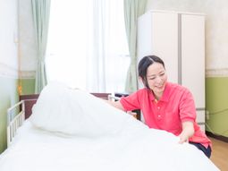 笑顔のスタッフと居室