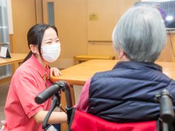 笑顔のスタッフと利用者