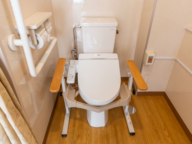 バリアフリー設計のトイレ トイレ 手すりや広さを備えた安全に配慮されたトイレです。日々の生活に安心を提供する設計になっております。
