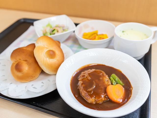 栄養満点のバランス食 食事 手作りの温かみ溢れる食事が、健康な毎日をサポートします。彩り豊かなメニューが心を満たします。