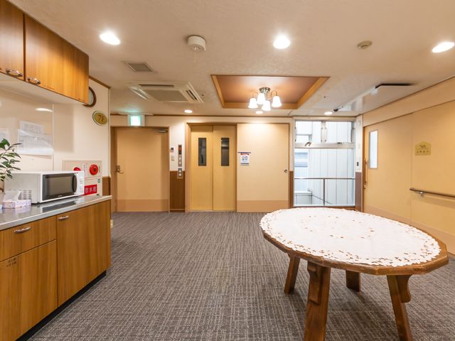 共用スペースとキッチンカウンター 共用スペースに配置されたテーブルとキッチンカウンターは、日々のコミュニケーションの場となります。明るく清潔感があり、快適にお過ごしいただける空間です。