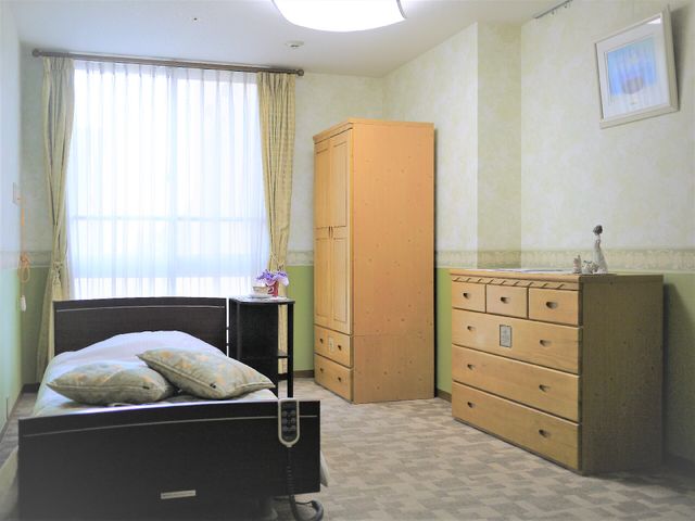 居心地の良い居室 居室 ゆったりとしたベッドが配された落ち着いた空間です。個々の生活スタイルに合わせて快適にお過ごしいただけます。