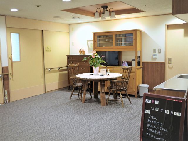 共用スペースの角部屋 共有フロア 木の暖かみが感じられる落ち着きのある休憩スペースです。共有のテーブルでリラックスタイムを過ごしませんか。
